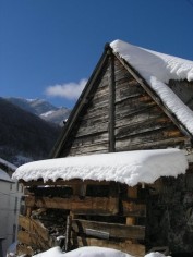  Grange à Aulus en hiver  © Hervé RIEU OT Haut-Couserans